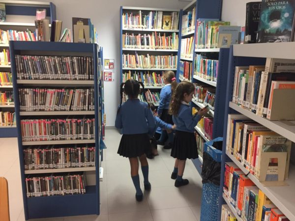 alumnos del colegio Mª Auxiliadora 1 marbella en biblioteca